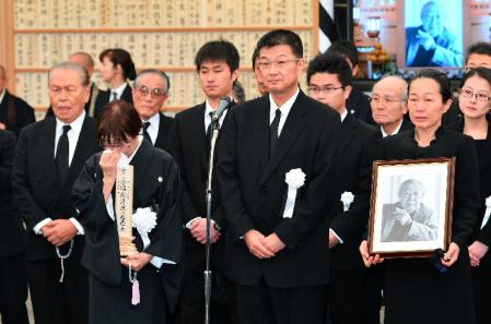 小沢昭一さんの葬儀で弔辞を読んだ加藤武（左）