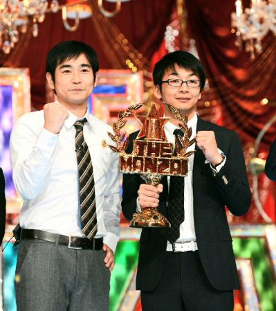 優勝を決めガッツポーズをするハマカーンの浜谷健司（左）と神田伸一郎＝東京・フジテレビ（撮影・園田高夫）