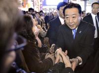 　有権者と握手する野田首相