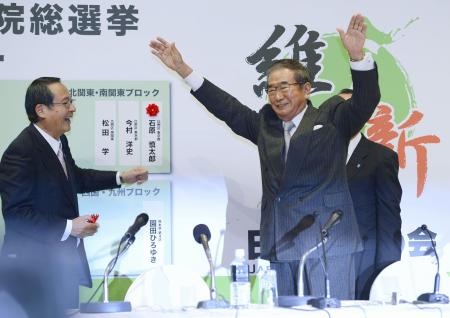 自身の当選を決め、両手を上げて喜ぶ日本維新の会の石原代表＝東京都内のホテル