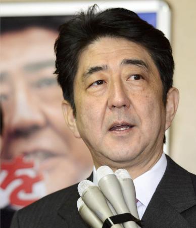 　衆院選圧勝から一夜明け、質問に答える自民党の安倍総裁＝東京・永田町の党本部