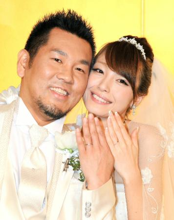 ２０１１年２月、結婚披露宴で幸せいっぱいの藤本敏史、木下優樹菜