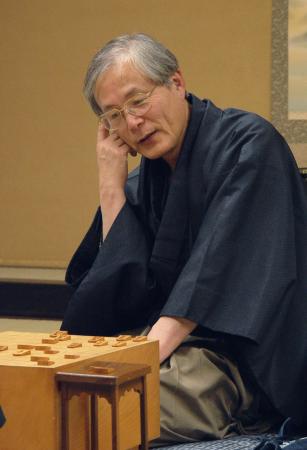 　０３年１２月、最後の対局を指し終え、引退する米長邦雄さん＝東京・千駄ケ谷の将棋会館