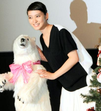 松坂桃李から贈られたシロクマのぬいぐるみに笑顔をみせる武井咲＝東京・渋谷のＴＯＨＯシネマズ渋谷