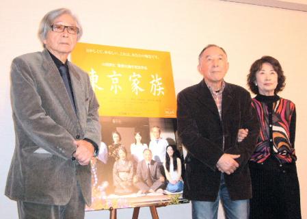 山田洋次監督（左端）とともに、夫役の橋爪功と登場した吉行和子（右）＝大阪市内