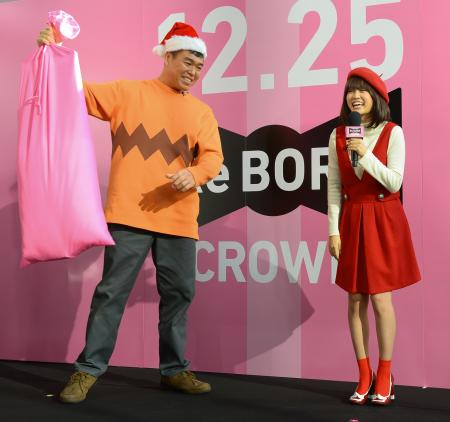 プレゼントを手に登場したジャイアン役の小川直也（左）に笑顔を見せるジャイ子役の前田敦子＝渋谷ヒカリエ