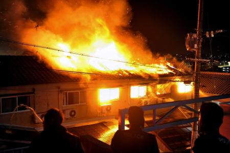 　炎上する福岡大学の指定女子寮「あしかり荘」＝福岡市城南区西片江２丁目