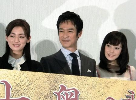 舞台あいさつに登場した（左から）尾野真千子、堺雅人、菅野美穂＝東京・丸の内ピカデリー