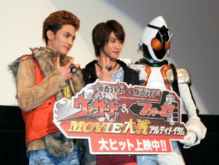 仮面ライダービーストを演じる永瀬匡（左）と、仮面ライダーウィザード役の白石隼也＝東京・新宿のバルト９