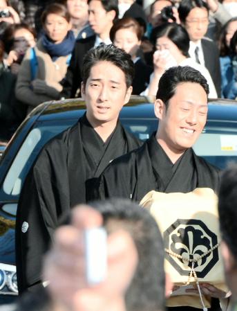 遺影とお骨を持って隅田公園に到着した中村勘九郎（右）と中村七之助＝東京・浅草の隅田公園（撮影・北野将市）