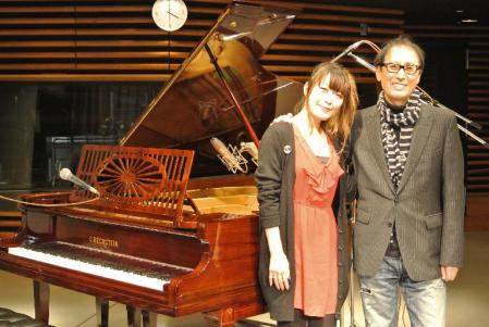 ビートルズゆかりのピアノでセッションした坂本美雨と武部聡志＝東京・麹町