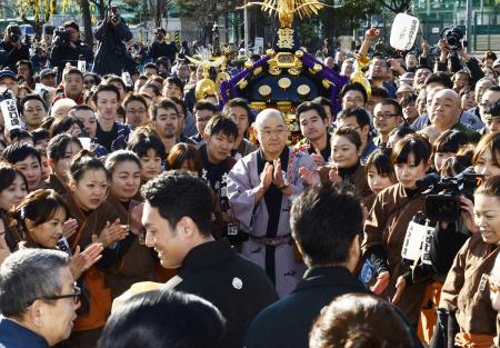 　平成中村座の公演場所だった隅田公園では大勢の地元住民らが、長男・中村勘九郎（左手前）と次男・七之助（同右）を拍手で迎えた＝東京・浅草（撮影・北野将市）