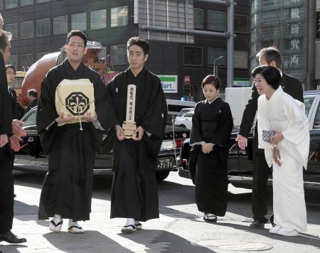 勘三郎さんファン１万人長蛇の列１キロ 芸能 デイリースポーツ Online