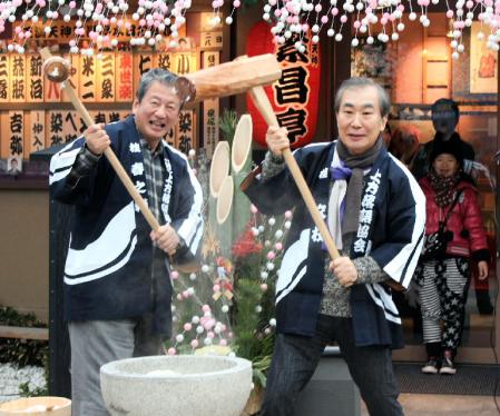 上方落語協会の年末恒例の餅つき大会に登場した桂文枝（右）、左は桂春之輔＝大阪・天満天神繁昌亭