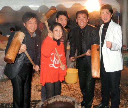 　歌手仲間らと餅つきを行った水前寺清子（左から２人目）＝東京・世田谷区