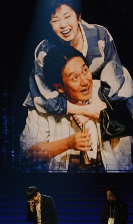 　森さんと勘三郎さんの映像を背に、ステージで涙した和田アキ子