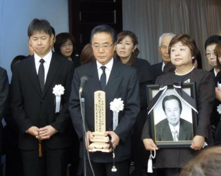 　西川幸男氏の葬儀であいさつする西川賢社長（中央）とプロゴルファーの西川哲（左）