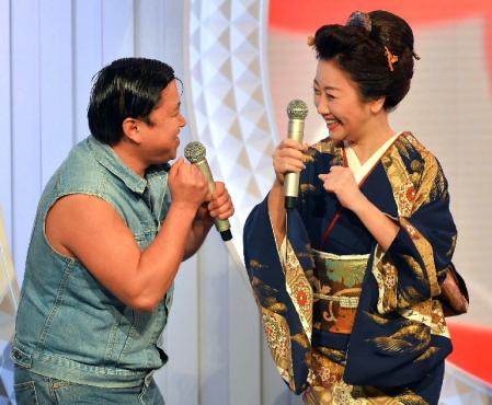 スギちゃん（左）の応援を受ける伍代夏子＝東京・渋谷区のＮＨＫ（撮影・会津智海）