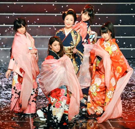 ＡＫＢ４８と共演する伍代夏子（中央）＝東京・渋谷区のＮＨＫ（撮影・会津智海）