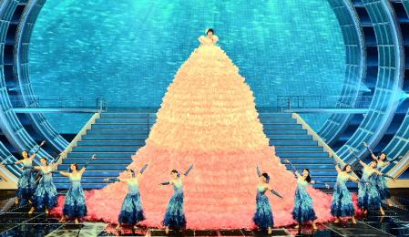 巨大なドレスで歌う水森かおり＝東京・渋谷区のＮＨＫ（撮影・会津智海）