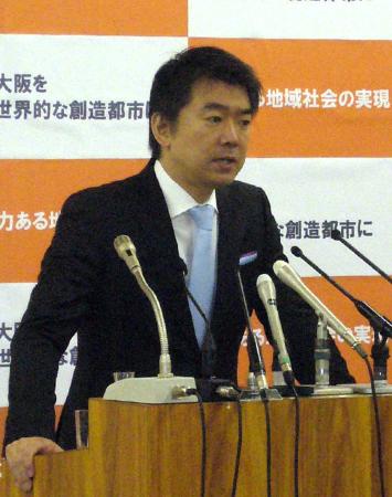 　今年初めての定例会見を行う橋下徹大阪市長＝大阪市中央区