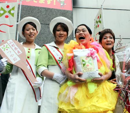 　芸歴４０周年のお祝いに、山形米「つや姫」を受け取り大喜びの（右から）今いくよ、今くるよ＝大阪市内