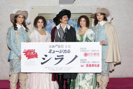 　役柄衣装で会見した（左から）田代万里生、濱田めぐみ、鹿賀丈史、彩吹真央、平方元基＝東京・日生劇場