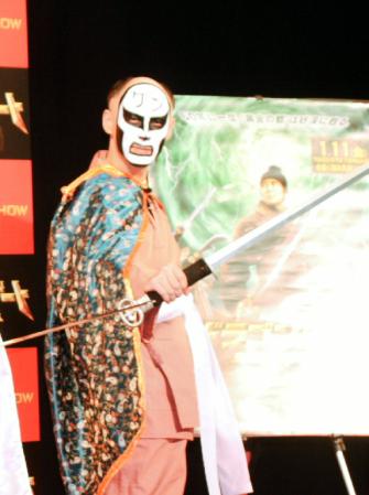 剣を手にしてポーズをとる鉄拳＝神奈川・川崎市