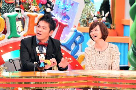 関西テレビの「ハピくるっ！」に生出演し、妊娠報告した辺見えみり（右）。左は岡田圭右
