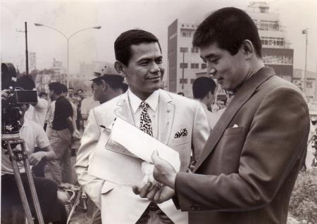 　１９６９年６月、日活映画「前科ドス嵐」で渡哲也（右）と共演する佐藤允さん（下）１９５９年公開の映画「独立愚連隊」に出演