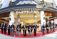 　昨年４月８日、リニューアルしたなんばグランド花月でテープカットを行った笑福亭仁鶴、西川きよし、桂三枝（現・桂文枝）、オール阪神・巨人ら