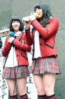 寒空の下のイベントで生足＆超ミニで元気に登場したＮＭＢ４８の門脇佳奈子（左）と岸野里香＝大阪・なんばグランド花月前