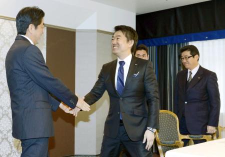 　会談を前に安倍首相（左）と握手を交わす日本維新の会の橋下代表代行。右は松井幹事長＝大阪市内のホテル