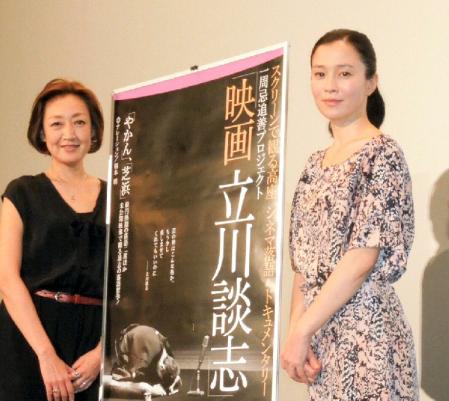 談志さんの思い出を語り合った坂井真紀（右）と長女の松岡ゆみこ氏