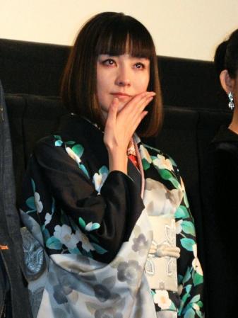 主演映画「渾身」の舞台あいさつで涙を流す伊藤歩
