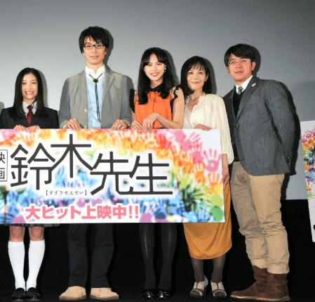 舞台あいさつした（左から）土屋太鳳、長谷川博己、臼田あさ美、富田靖子、河合勇人監督＝東京・新宿区の角川シネマ新宿