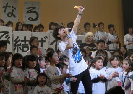 　２００人の合唱団と熱唱するＬＩＦｒｉｅｎｄｓのＳＨＵＮＫＵＮ＝羽村市のゆとろぎ大ホール