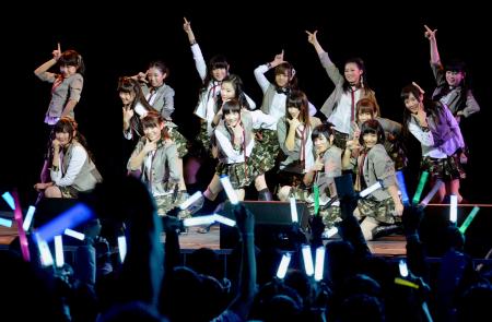 　初公演でポーズを決めるアイドルグループ「ＳＮＨ４８」のメンバー＝１２日、上海市（共同）