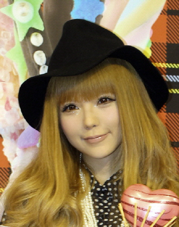 　夫・梅田直樹との離婚を発表した益若つばさ