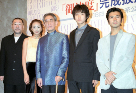 映画「御法度」完成披露会見での武田真治、松田龍平、大島渚監督、神田うの、崔洋一監督（右から）＝９９年１１月
