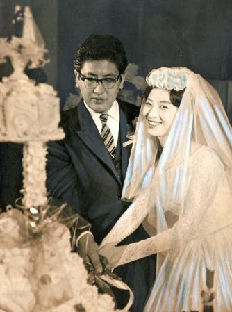 　１９６０年、結婚披露宴でケーキにナイフを入れる大島渚監督（左）と小山明子