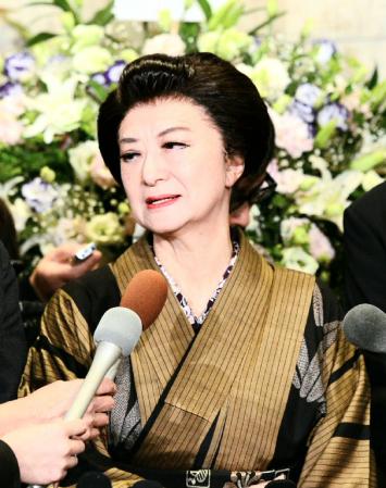 舞台後、取材に応じた小山明子＝東京芸術劇場（撮影・三好信也）