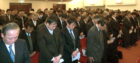 　大阪市教委が開いた臨時会合で、自殺した男子生徒に黙とうする市立学校の校長ら＝１７日午後、大阪市