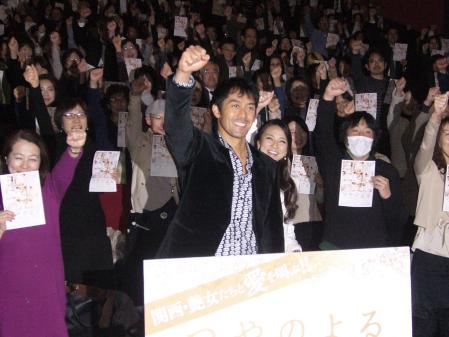 　映画「つやのよる」の試写会で舞台あいさつを行った阿部寛＝大阪市内