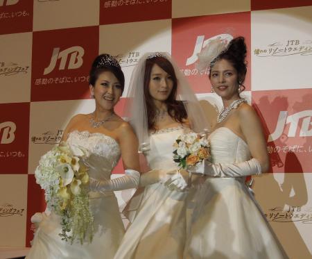　華麗なウエディングドレス姿を披露した（左から）岡本夏生、佐藤かよ、湊ジュリアナ