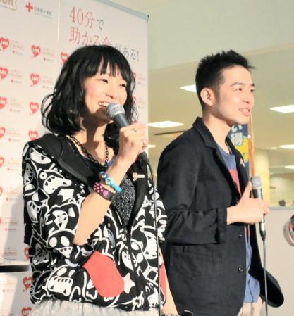 岐阜出身のアーティスト・ＬｉＳＡ(左）と名古屋在住のラップ歌手・ＭＡＳＨ