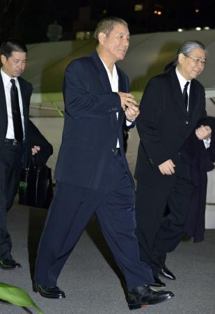 　弔問に訪れたビートたけし（中央）＝東京・築地本願寺（撮影・会津智海）