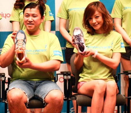 ランニングシューズのＰＲイベントに登場した西山茉希とスギちゃん