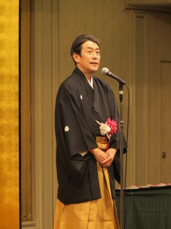 　受賞のあいさつを行う坂東三津五郎＝東京・芝公園