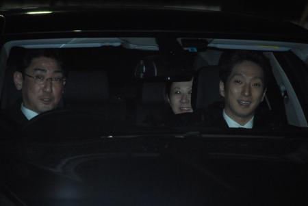 　四十九日法要から出演舞台へと向かう中村七之助（右）と中村橋之助＝東京都文京区